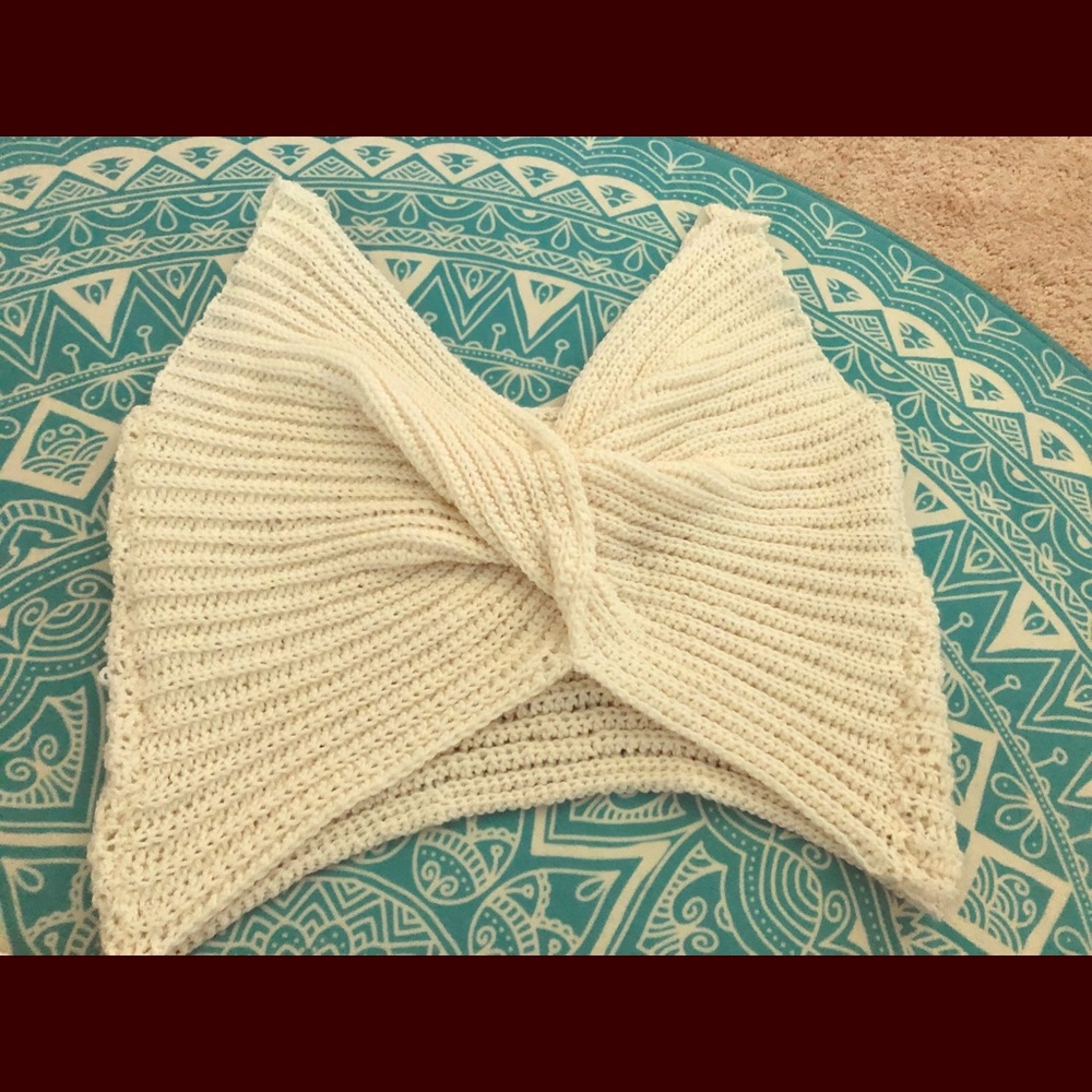 Knitted twist know sleeveless sweater